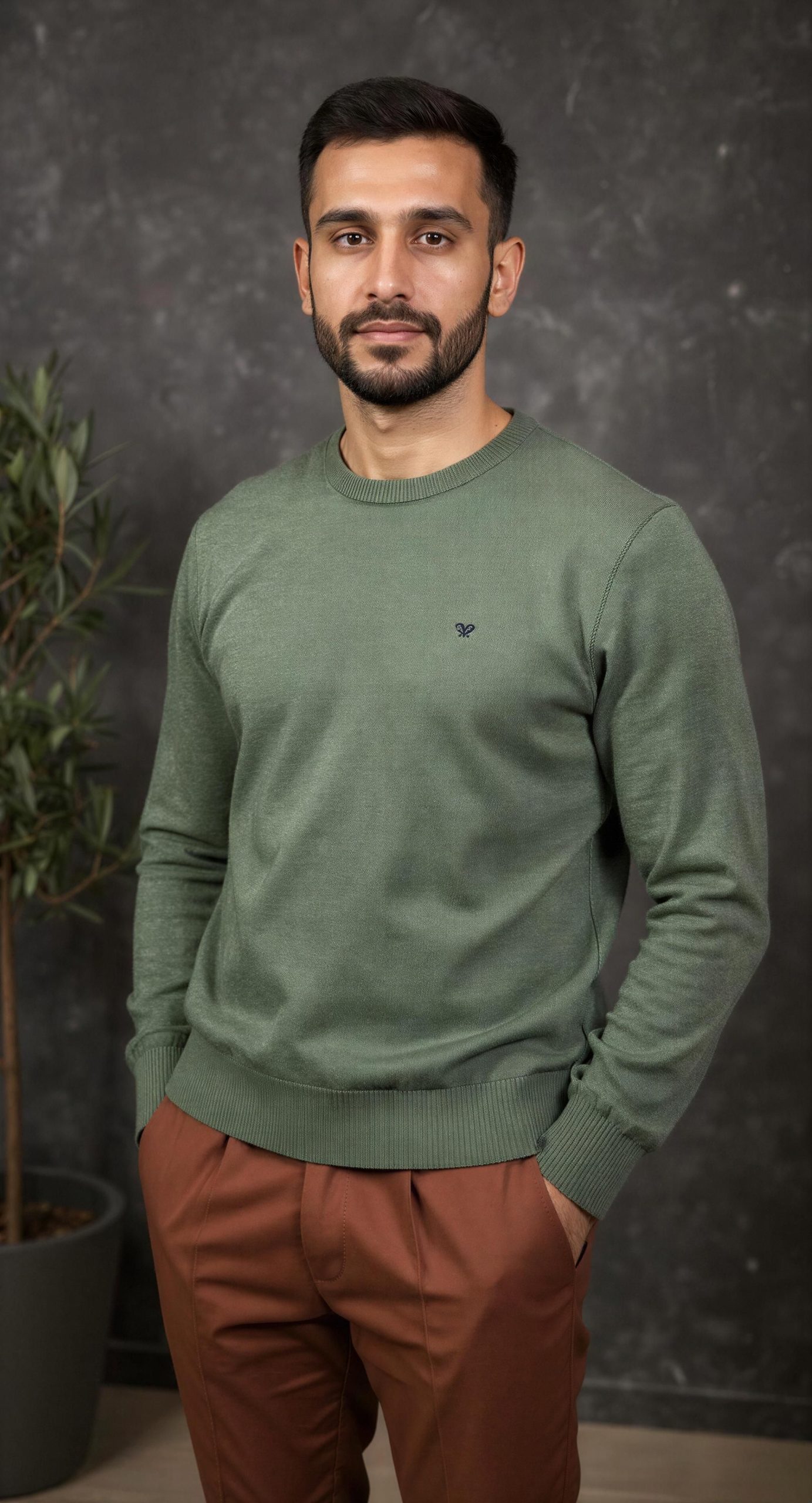 “Jersey Silbon en tono verde, tejido de punto, manga larga y diseño liso