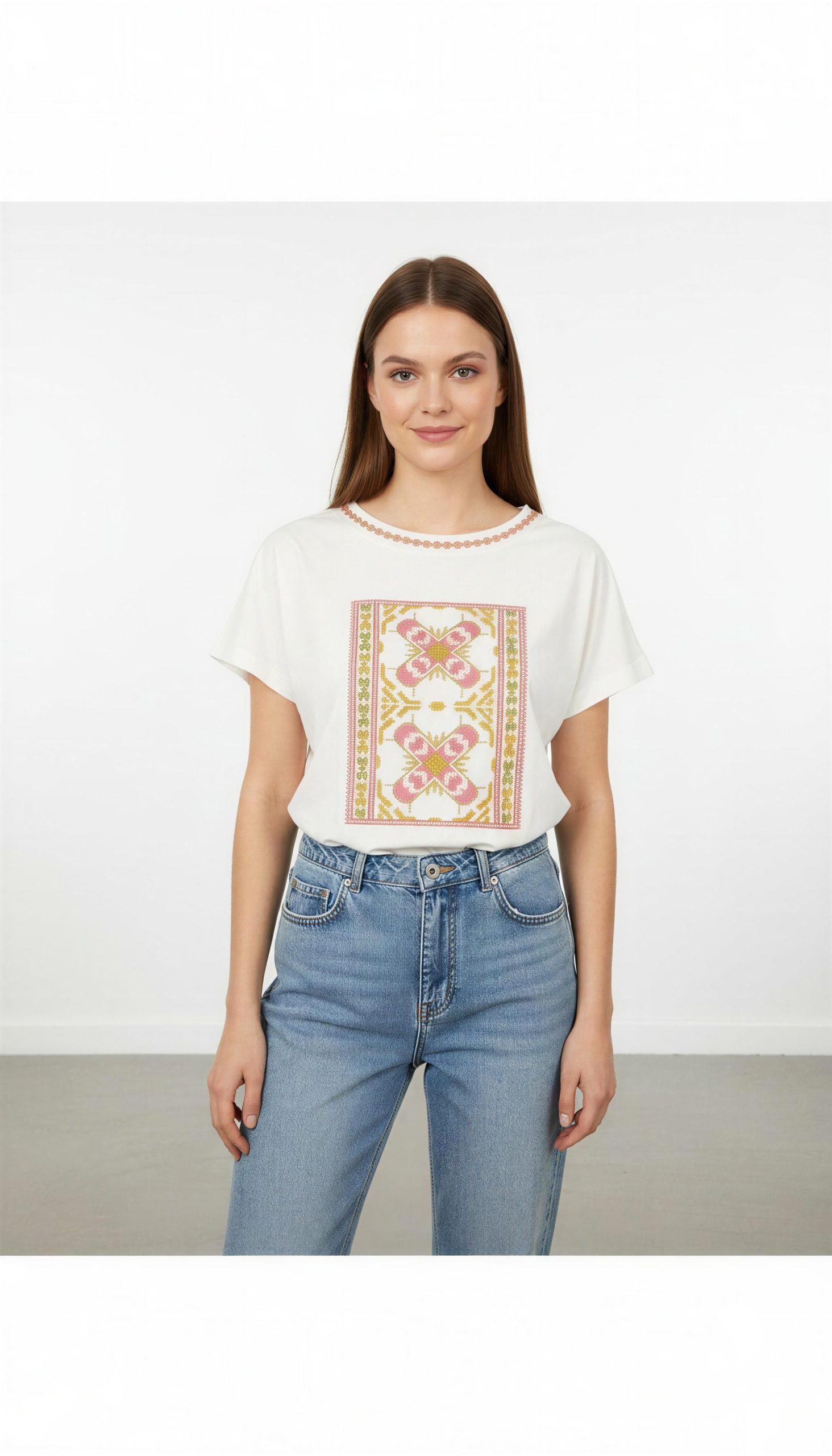“Camiseta blanca con estampado floral protagonista – imprescindible de temporada