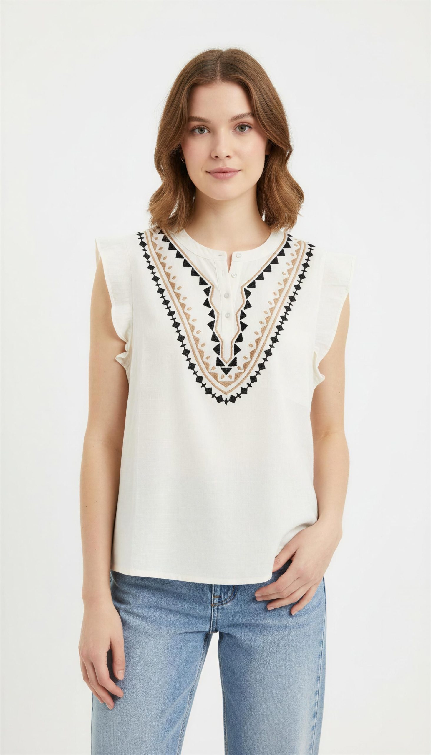 “Blusa femenina blanca con bordado decorativo y corte fluido