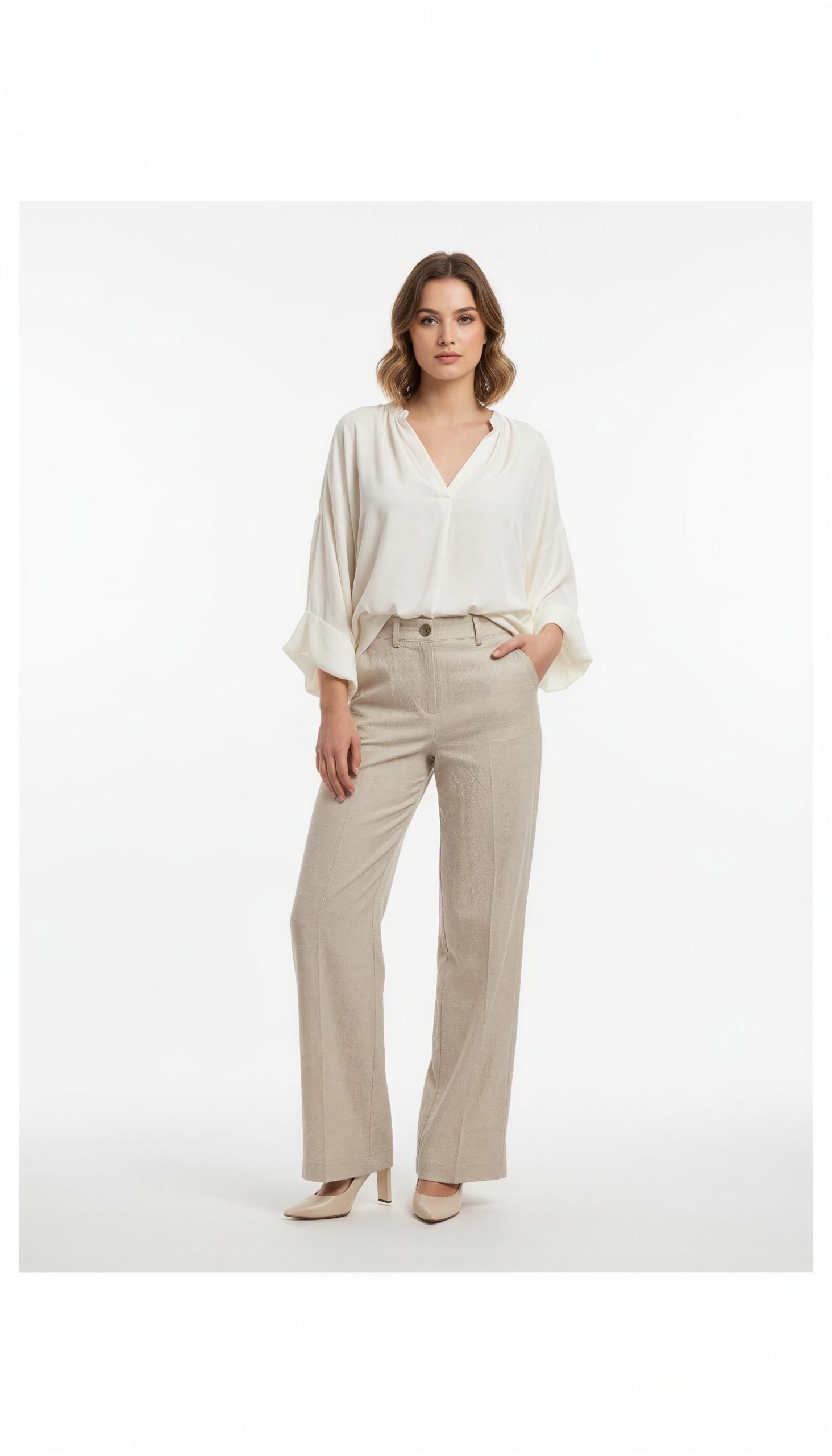 Pantalón en tono beige, silueta amplia, largo completo y acabado fluido